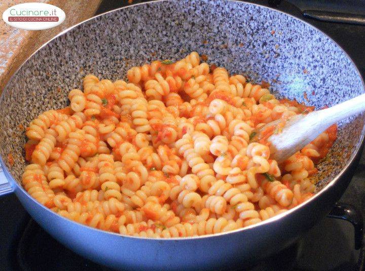 Fusilli alla crema di Peperoni, Pomodorini e Basilico preparazione 11