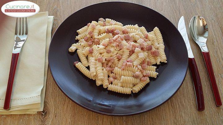 Fusilli con panna e pancetta 