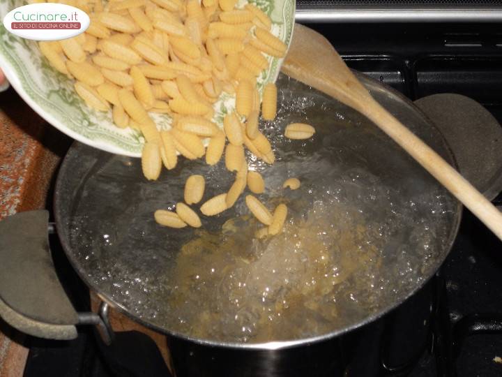 Gnocchetti sardi con Salmone affumicato, Zucchine e Aneto preparazione 4