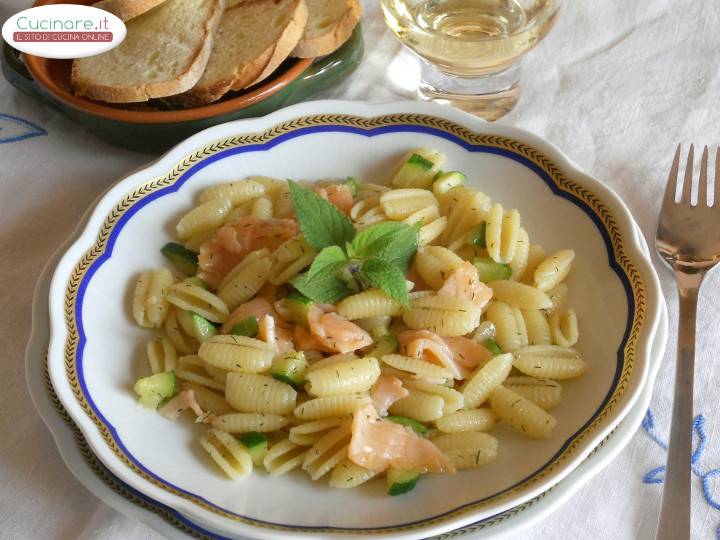 Gnocchetti sardi con Salmone affumicato, Zucchine e Aneto preparazione 15