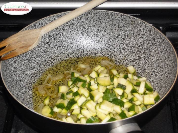 Gnocchetti sardi con Salmone affumicato, Zucchine e Aneto preparazione 7