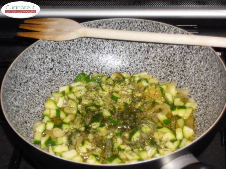 Gnocchetti sardi con Salmone affumicato, Zucchine e Aneto preparazione 9