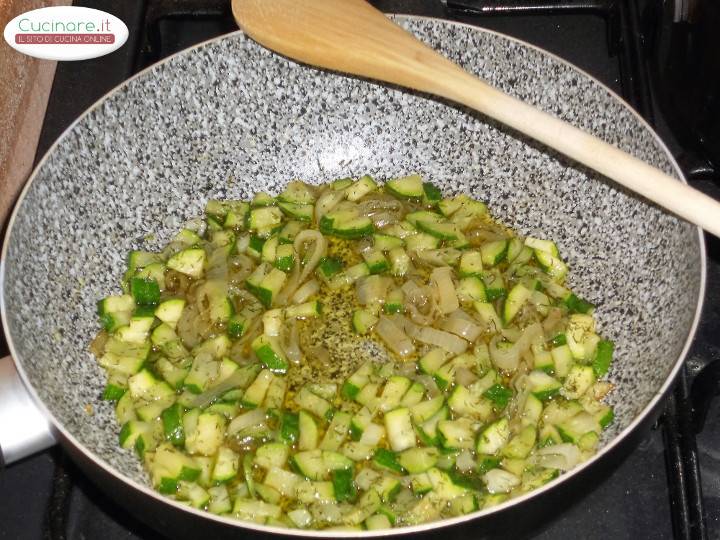 Gnocchetti sardi con Salmone affumicato, Zucchine e Aneto preparazione 10