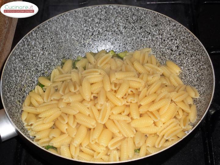 Gnocchetti sardi con Salmone affumicato, Zucchine e Aneto preparazione 11