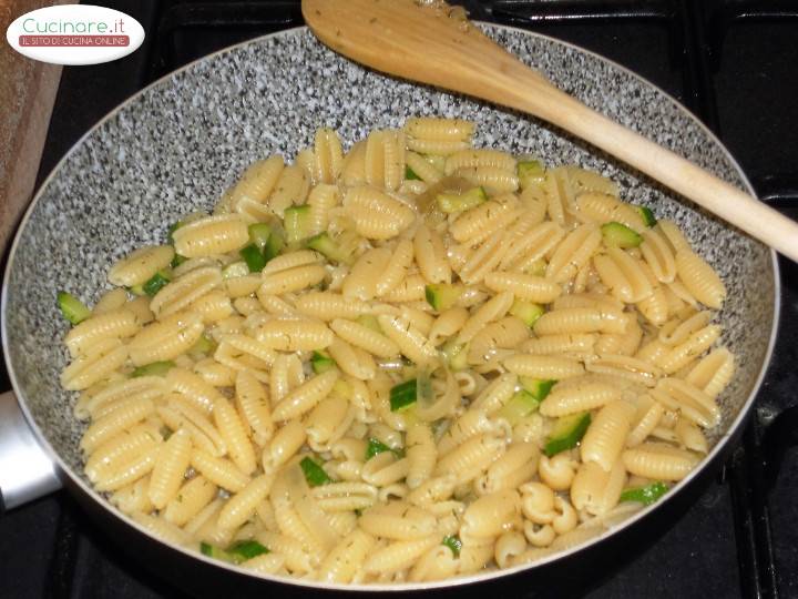 Gnocchetti sardi con Salmone affumicato, Zucchine e Aneto preparazione 12