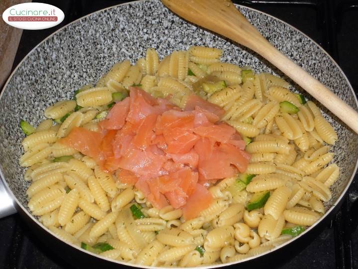 Gnocchetti sardi con Salmone affumicato, Zucchine e Aneto preparazione 13