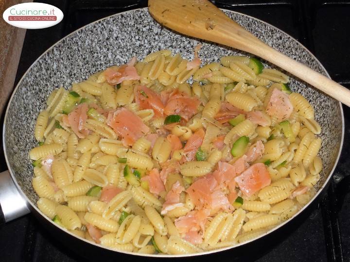 Gnocchetti sardi con Salmone affumicato, Zucchine e Aneto preparazione 14