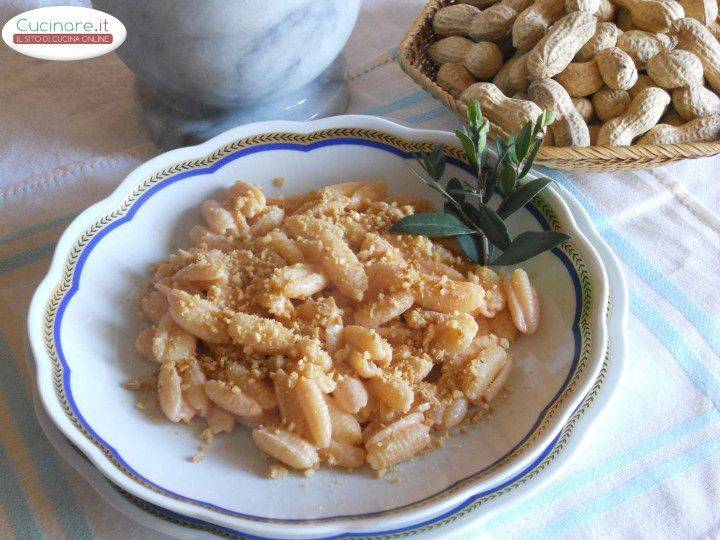 Gnocchetti sardi in rosa con granella di arachidi preparazione 11