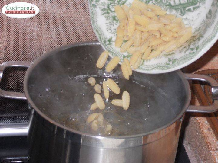 Gnocchetti sardi in rosa con granella di arachidi preparazione 3