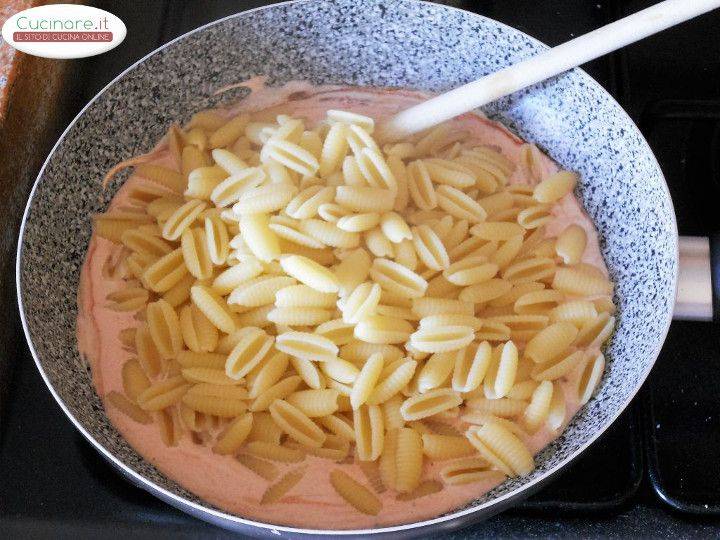 Gnocchetti sardi in rosa con granella di arachidi preparazione 9