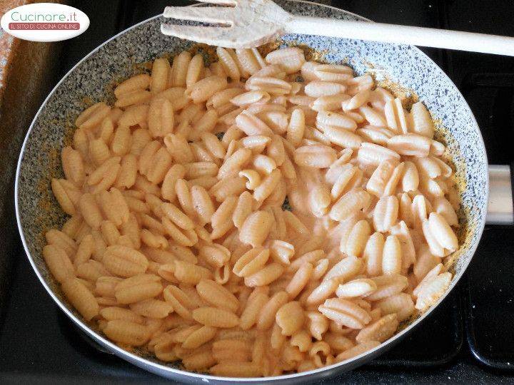 Gnocchetti sardi in rosa con granella di arachidi preparazione 10