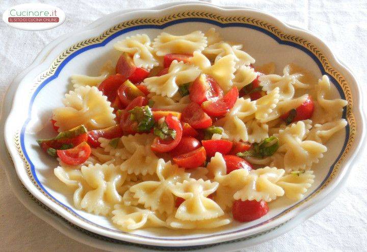 Insalata di Farfalle con Pomodorini marinati all'Aglio e Basilico preparazione 11