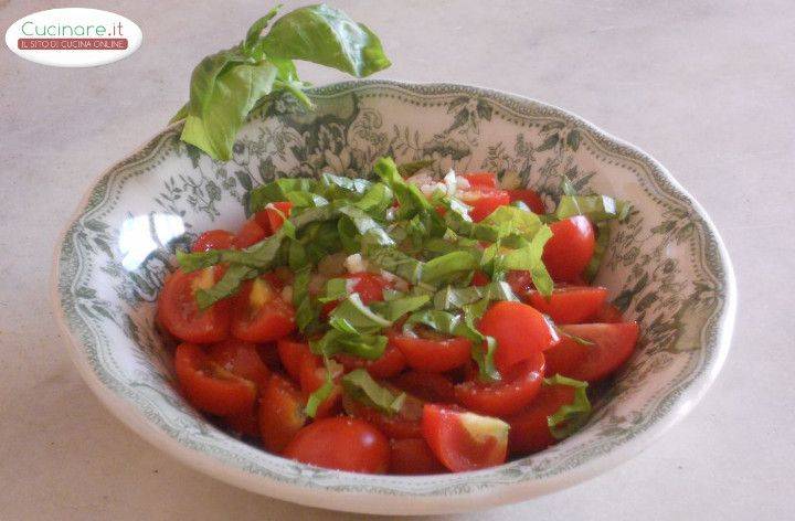 Insalata di Farfalle con Pomodorini marinati all'Aglio e Basilico preparazione 3