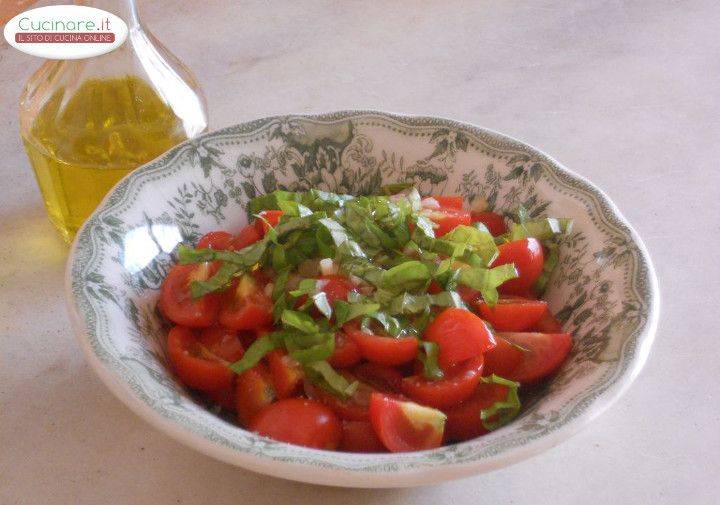 Insalata di Farfalle con Pomodorini marinati all'Aglio e Basilico preparazione 4