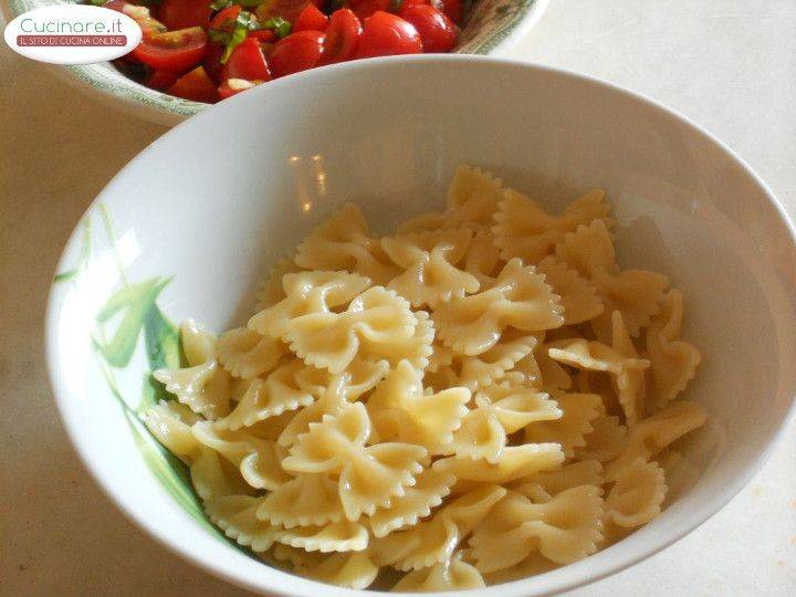 Insalata di Farfalle con Pomodorini marinati all'Aglio e Basilico preparazione 8