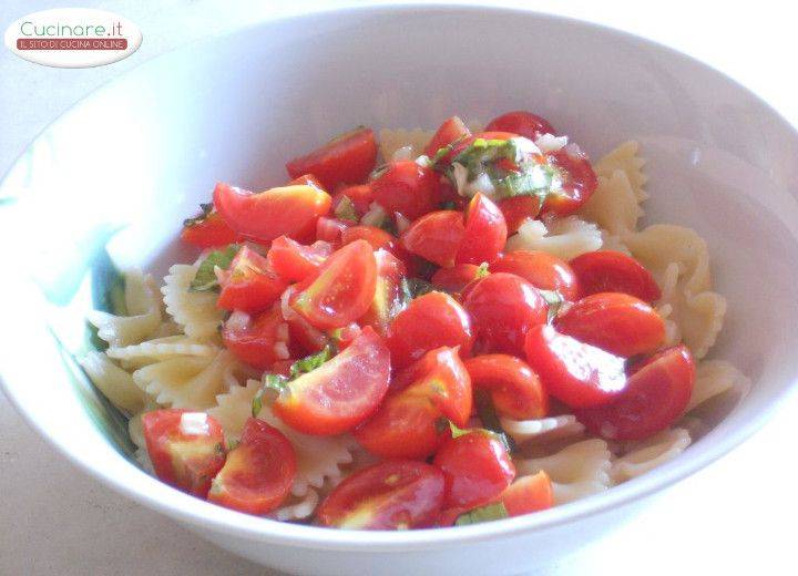 Insalata di Farfalle con Pomodorini marinati all'Aglio e Basilico preparazione 9