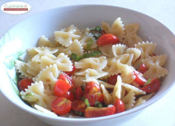 Insalata di Farfalle con Pomodorini marinati all'Aglio e Basilico preparazione 10