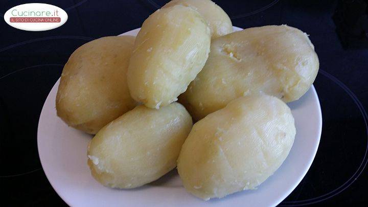 Insalata di patate con tonno preparazione 0