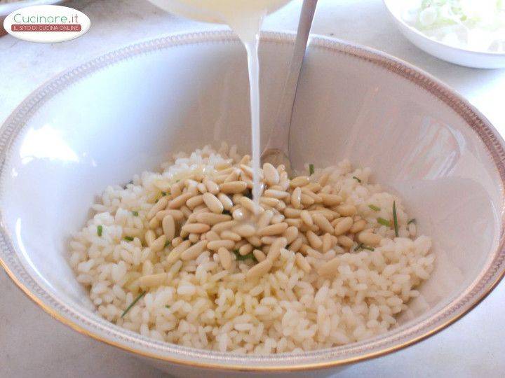 Insalata di riso aromatizzata al limone con funghi, peperoni, pinoli e erba cipollina preparazione 4