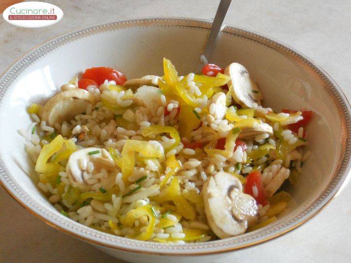 Insalata di riso aromatizzata al limone con funghi, peperoni, pinoli e erba cipollina preparazione 11