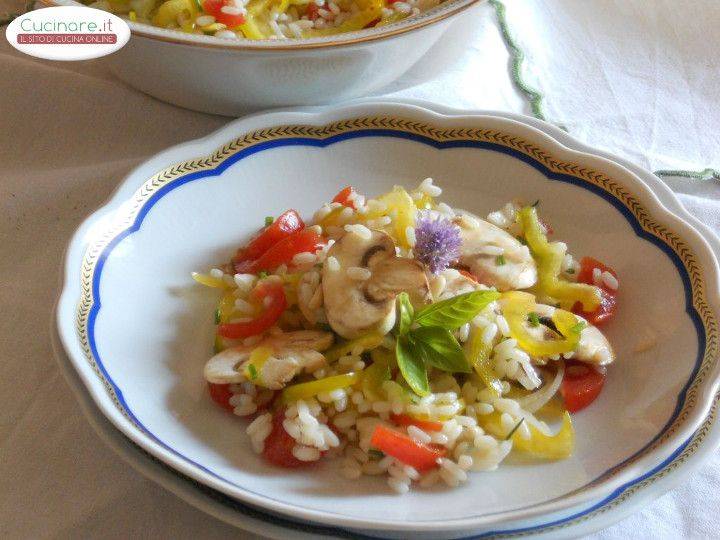 Insalata di riso aromatizzata al limone con funghi, peperoni, pinoli e erba cipollina preparazione 12