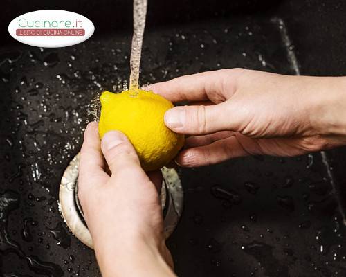 Insalata di Uova e Tonno in Coppa di Limone preparazione 0