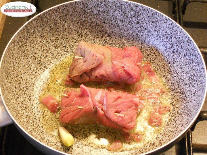 Involtini di Manzo con Speck, Pecorino e Salvia ananas preparazione 5