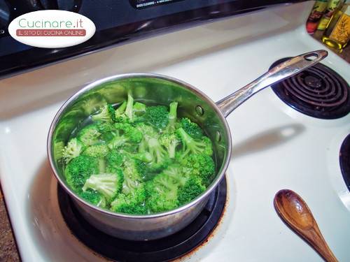 Lasagne con Broccoli e Cipolle Rosse di Tropea preparazione 1