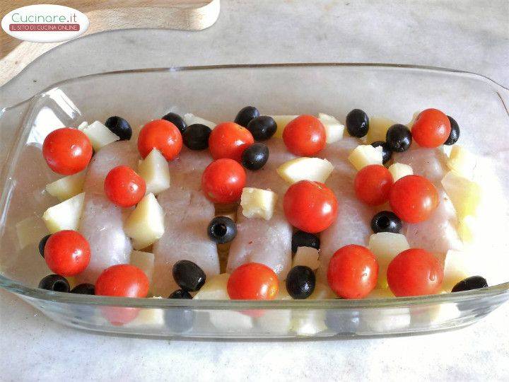 Merluzzo al forno con Pomodorini, Patate e Olive nere preparazione 8