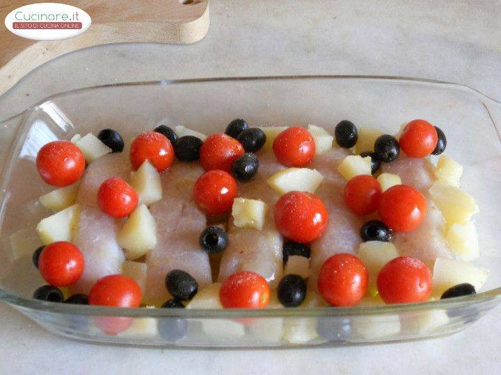 Merluzzo al forno con Pomodorini, Patate e Olive nere preparazione 9