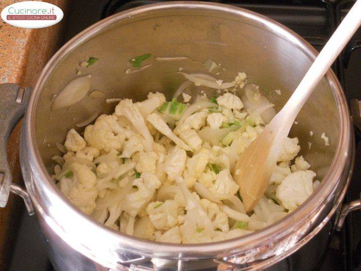 Minestra al Cavolfiore, Cipolle e Erbe aromatiche con Gnocchetti sardi preparazione 3