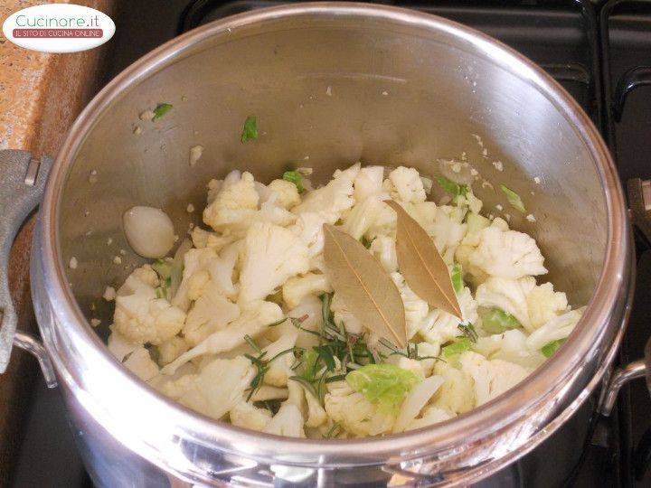 Minestra al Cavolfiore, Cipolle e Erbe aromatiche con Gnocchetti sardi preparazione 4