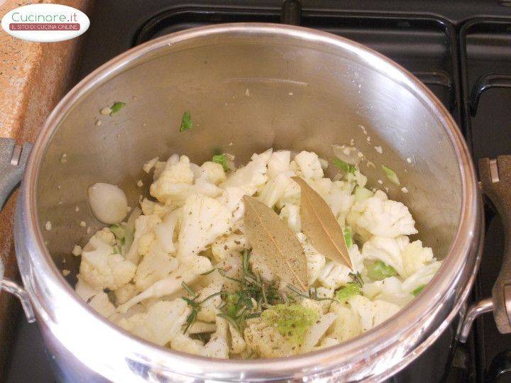 Minestra al Cavolfiore, Cipolle e Erbe aromatiche con Gnocchetti sardi preparazione 5