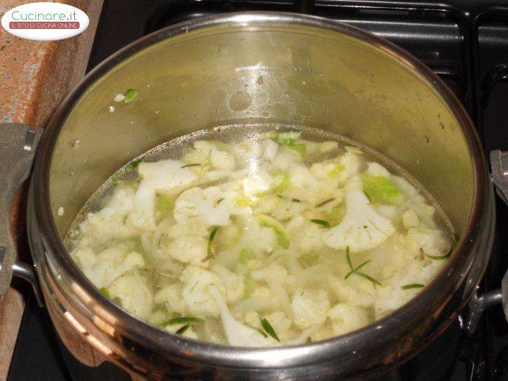 Minestra al Cavolfiore, Cipolle e Erbe aromatiche con Gnocchetti sardi preparazione 7