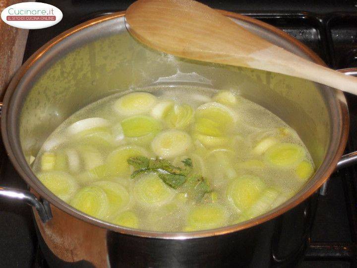 Minestra di Patate rosse e Porri alla Mentuccia preparazione 4