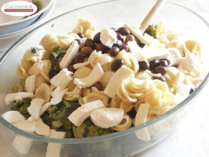 Orecchiette e Cime di rapa al forno filanti con Mozzarella e Olive preparazione 6