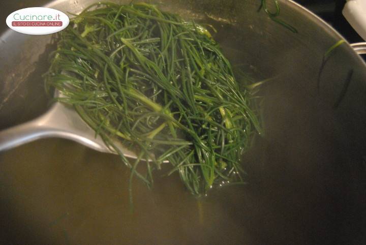 Pasta con agretti e speck preparazione 1