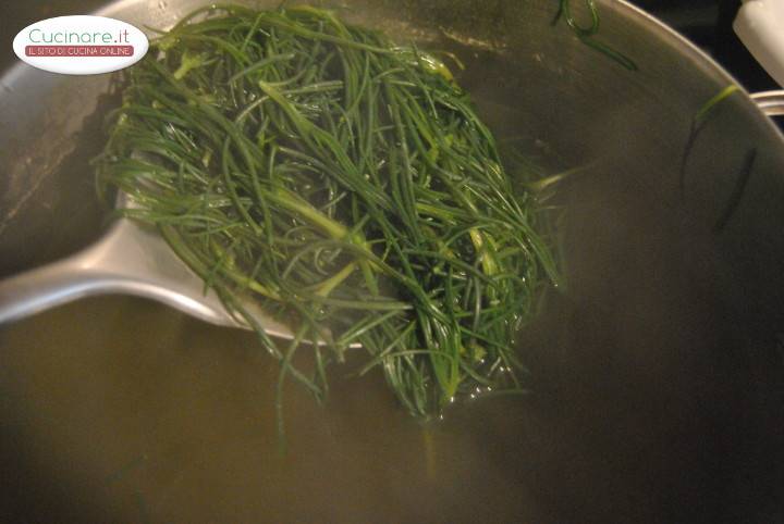 Pasta con agretti e speck preparazione 1