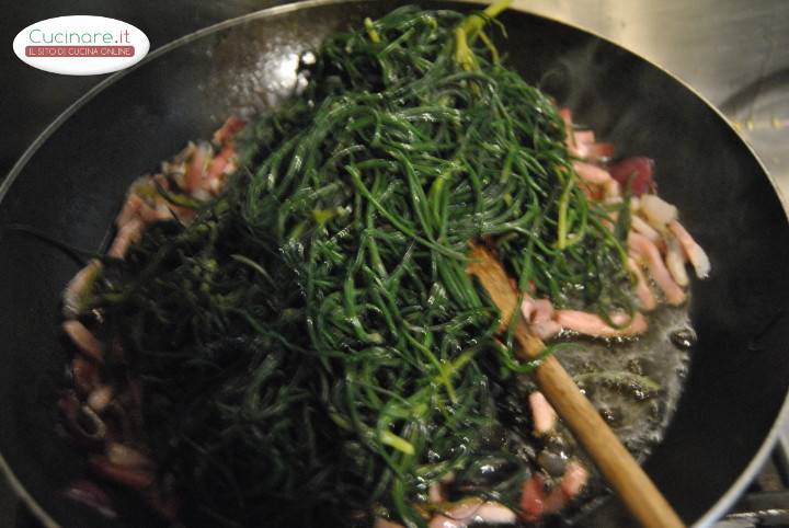 Pasta con agretti e speck preparazione 2