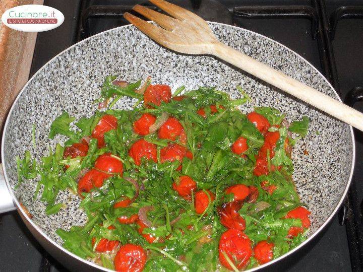 Pasta con Rucola, Pomodorini grigliati e Pecorino sardo preparazione 4