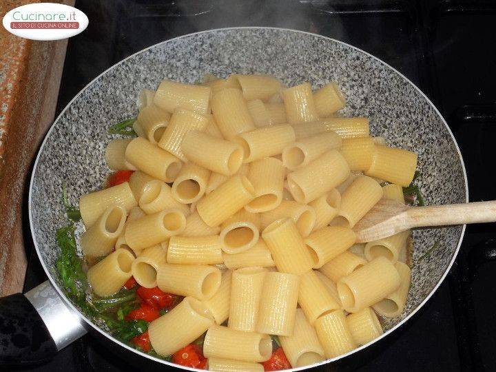 Pasta con Rucola, Pomodorini grigliati e Pecorino sardo preparazione 7