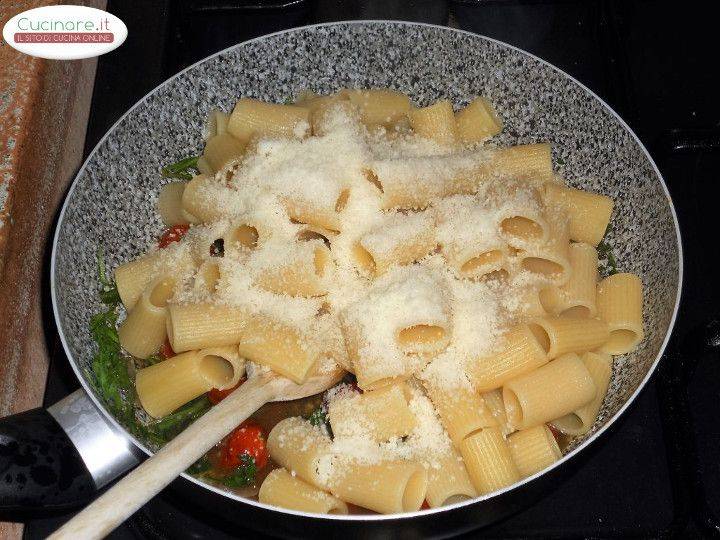 Pasta con Rucola, Pomodorini grigliati e Pecorino sardo preparazione 8