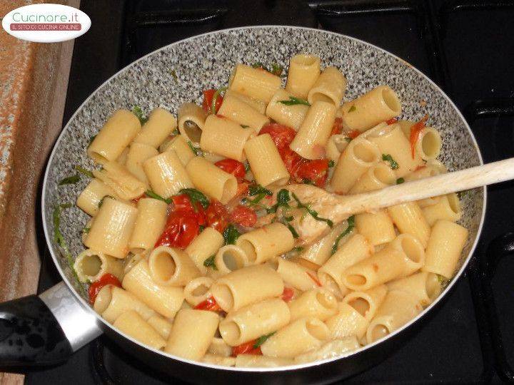 Pasta con Rucola, Pomodorini grigliati e Pecorino sardo preparazione 9