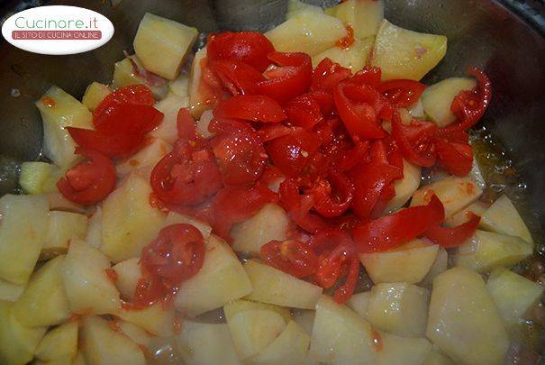 Pasta e patate con la provola preparazione 5