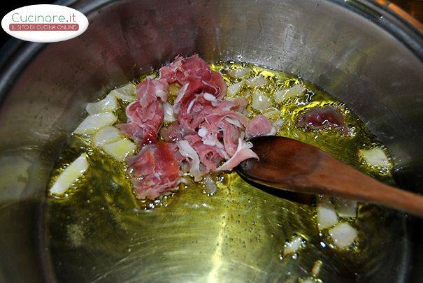 Pasta e piselli con uova e pancetta preparazione 0