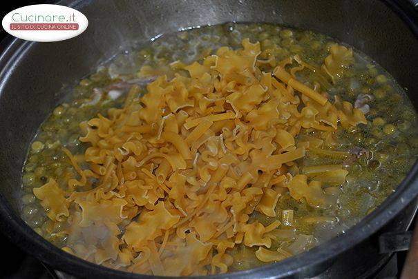 Pasta e piselli con uova e pancetta preparazione 2