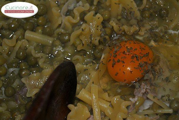 Pasta e piselli con uova e pancetta preparazione 3