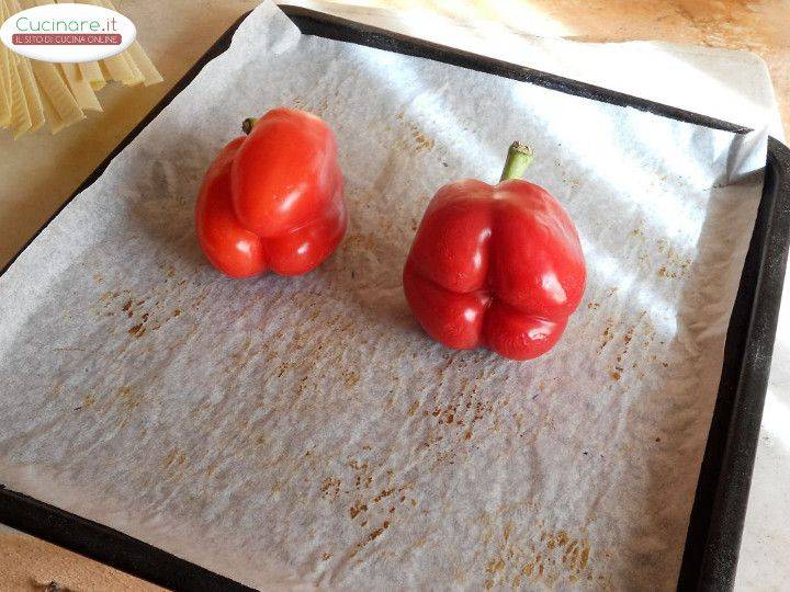 Pasta in salsa di Peperoni rossi con granella di Pistacchi preparazione 1