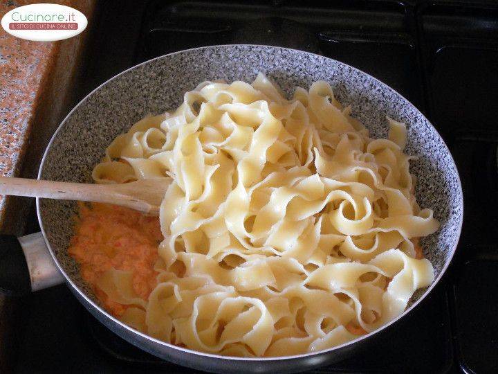 Pasta in salsa di Peperoni rossi con granella di Pistacchi preparazione 12