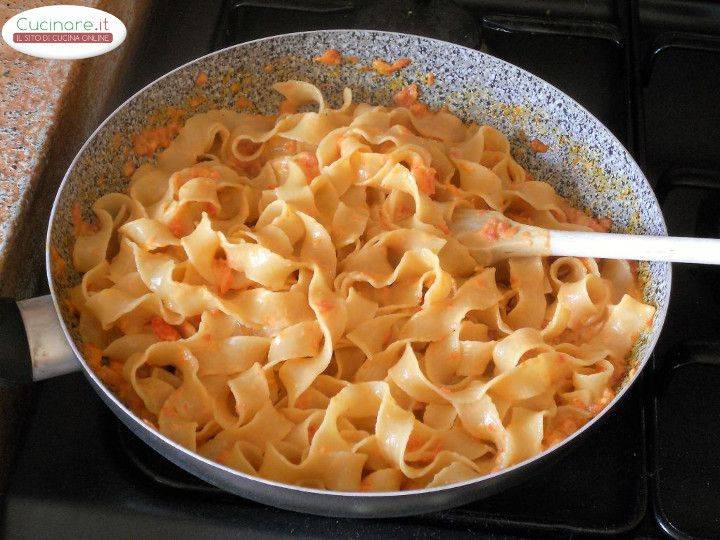 Pasta in salsa di Peperoni rossi con granella di Pistacchi preparazione 13